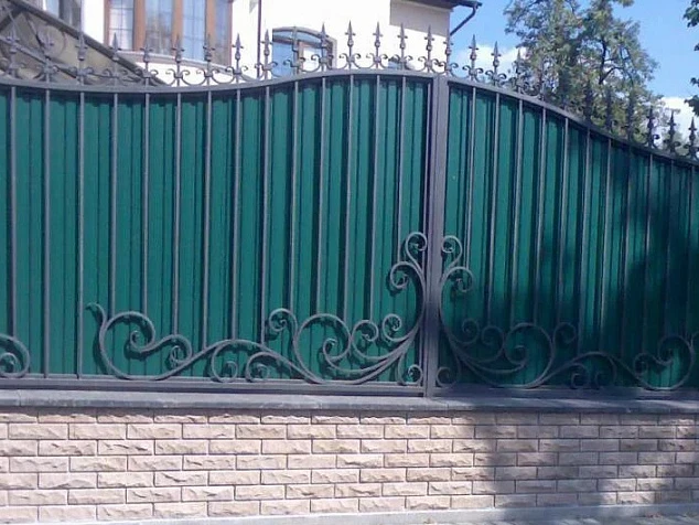 Зеленый забор из профлиста с ковкой