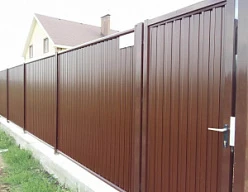 Забор на ленточном фундаменте из коричневого профлиста с калиткой